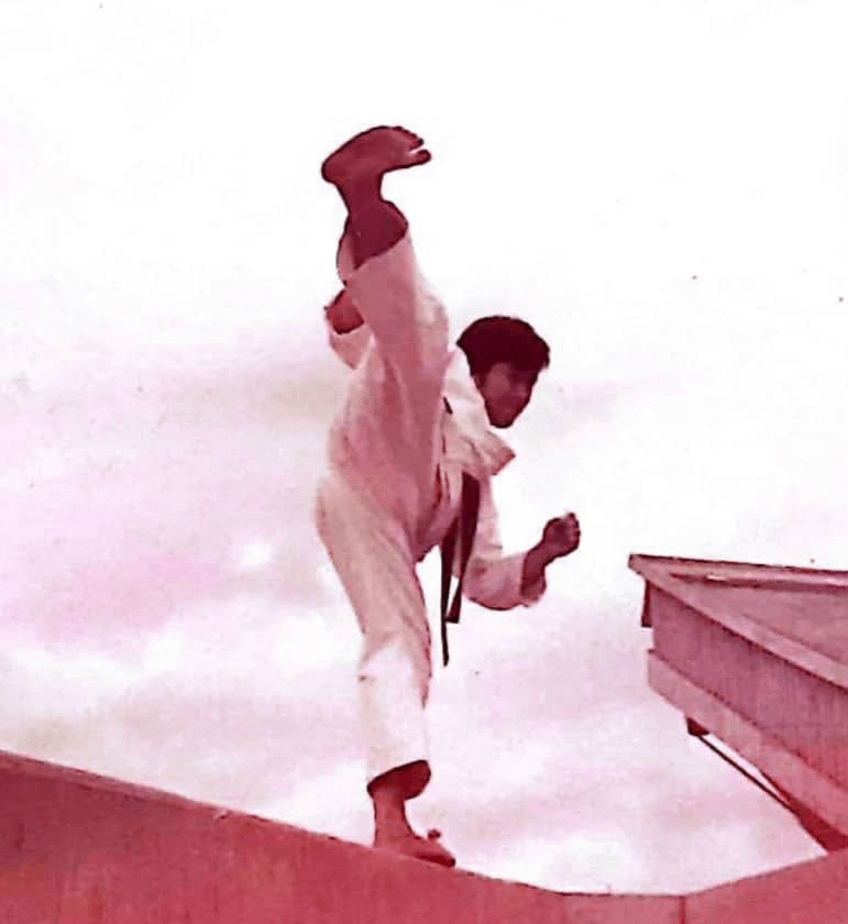 Maestro Kunio Tanabe de joven Maestro Kunio Tanabe haciendo una Yoko Geri