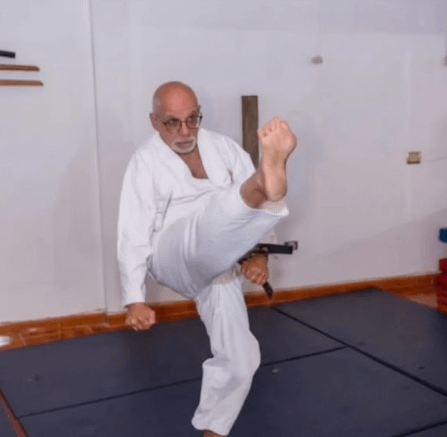 Sensei Simon Peraza haciendo una Mai Geri Karate Mai Geri Simon Peraza